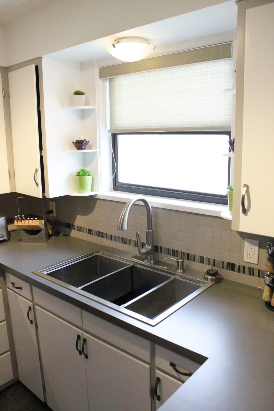 Stainless steel sink with sprayer faucet and soap dispenser 