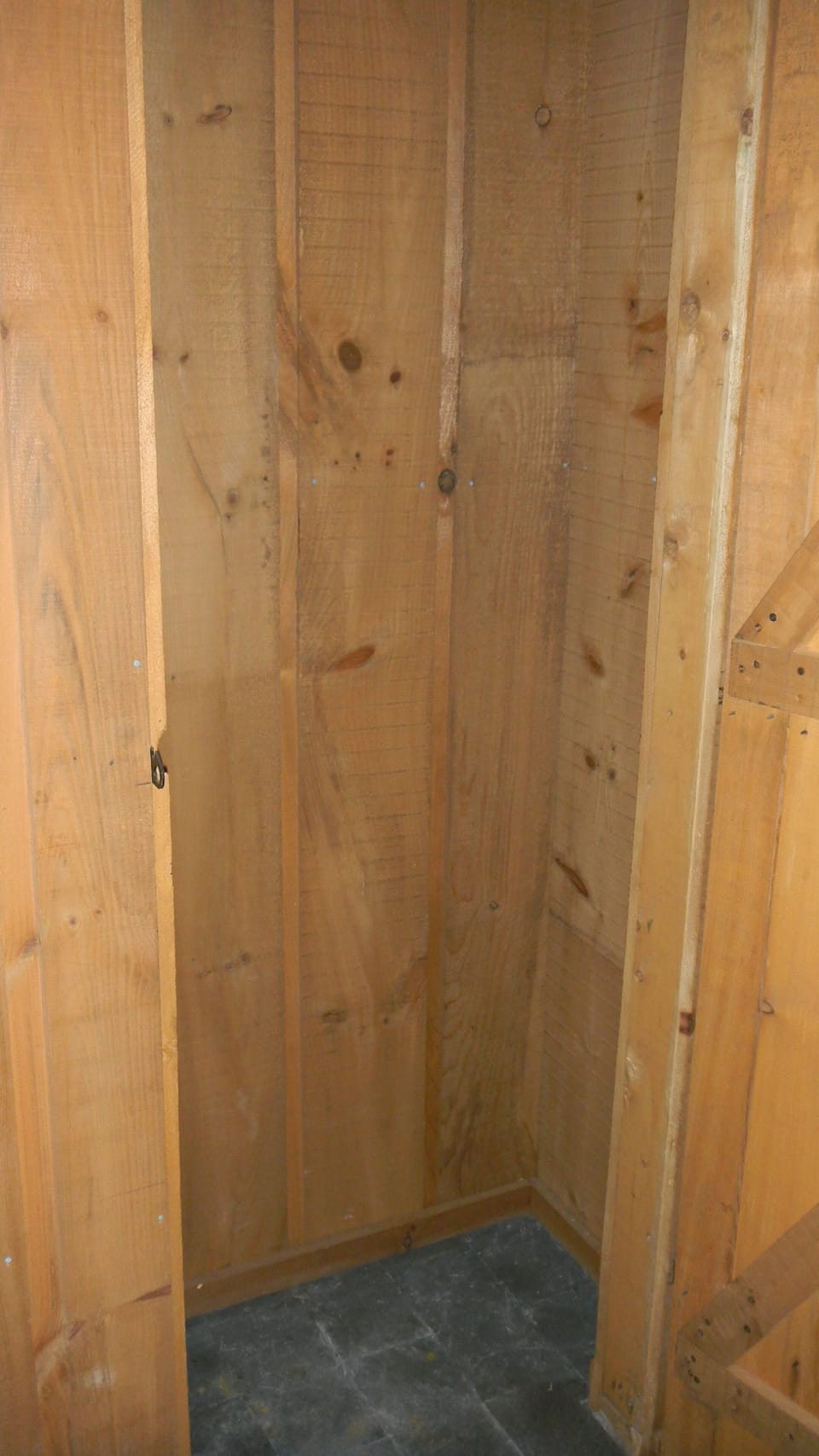 Dry indoor ski storage