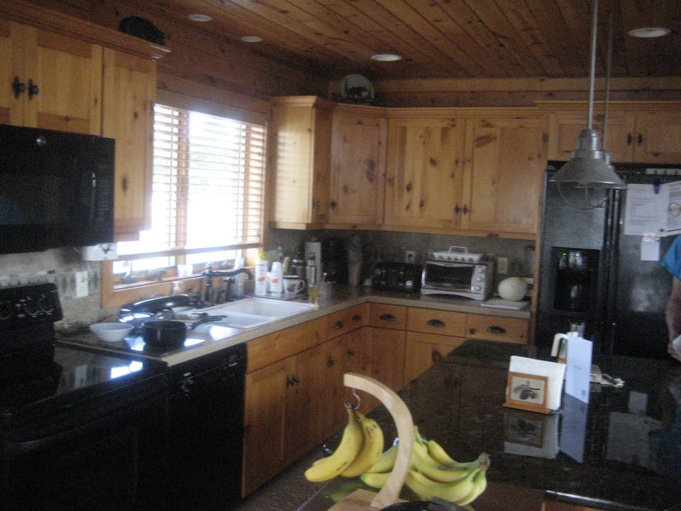 Lrg. kit. w/Micro, ,stove, oven, Refrig, water/ice. Has everything even wtr view