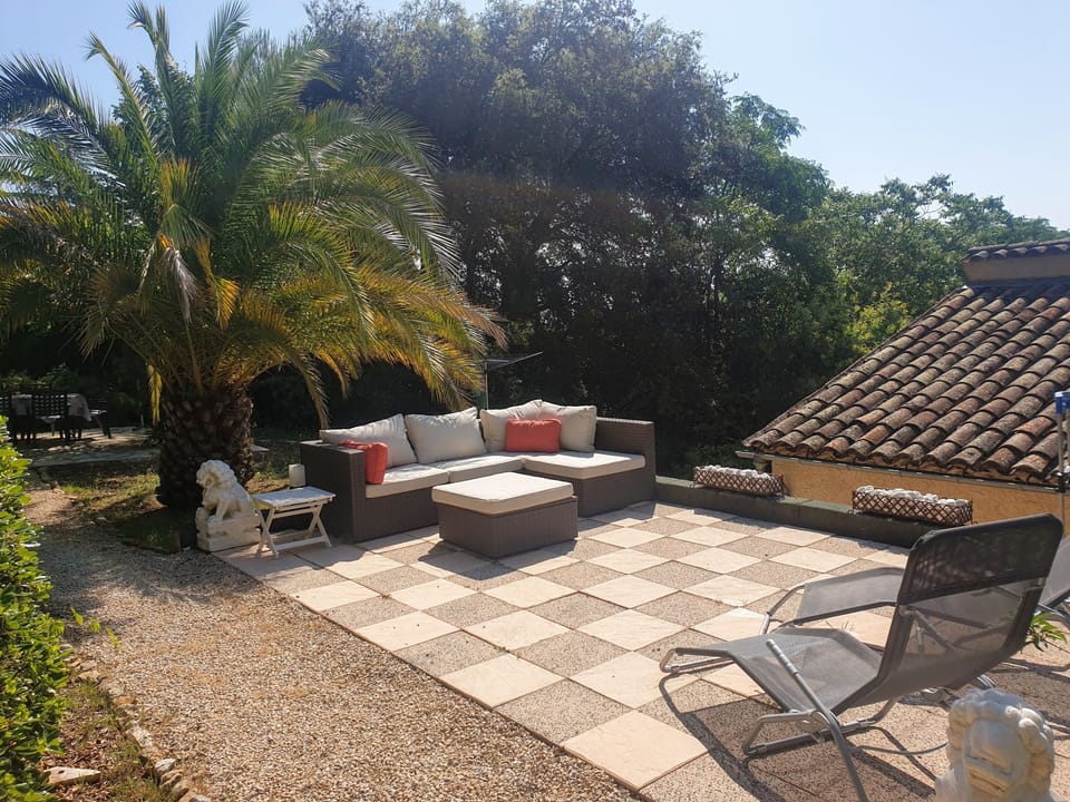 Sunny second terrace on mid level - plenty of room to relax!