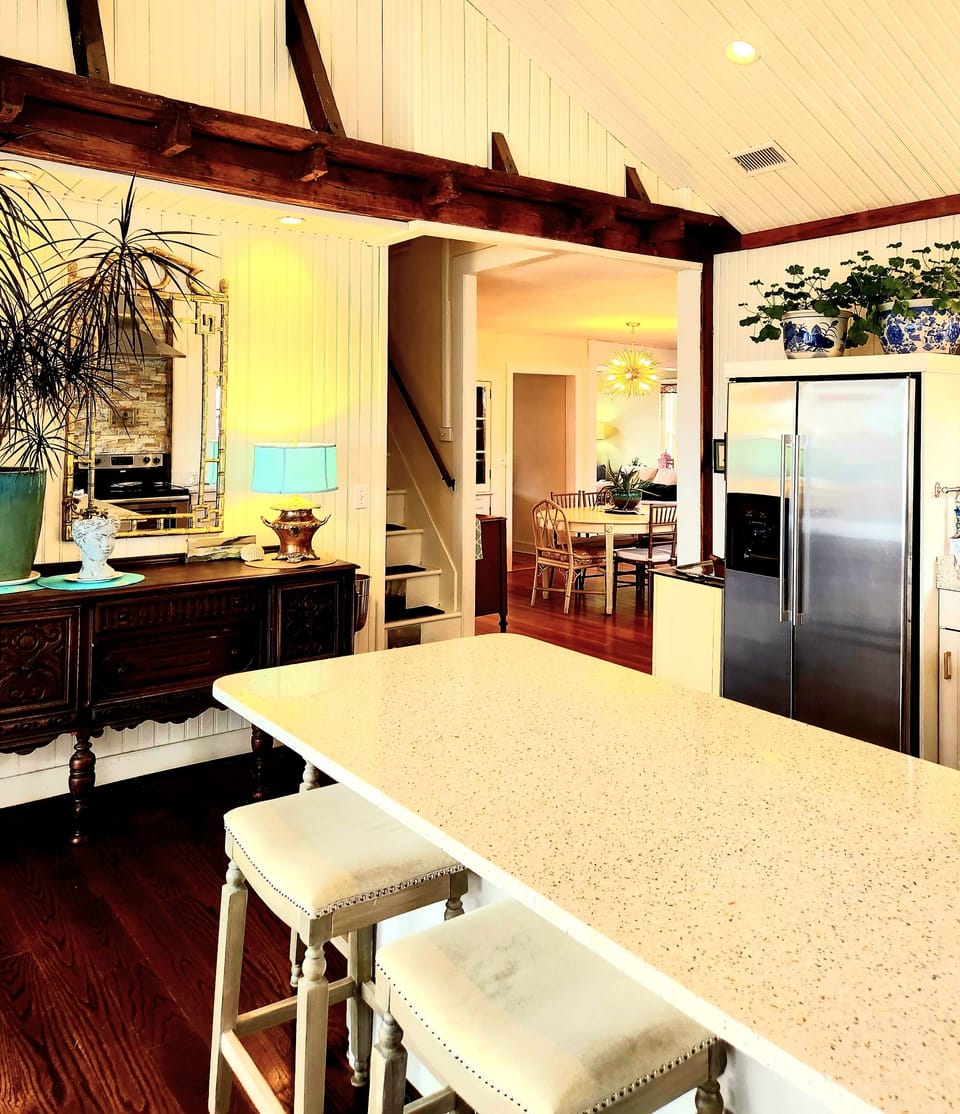 Kitchen /Dining Area: Counter Stools for 4.