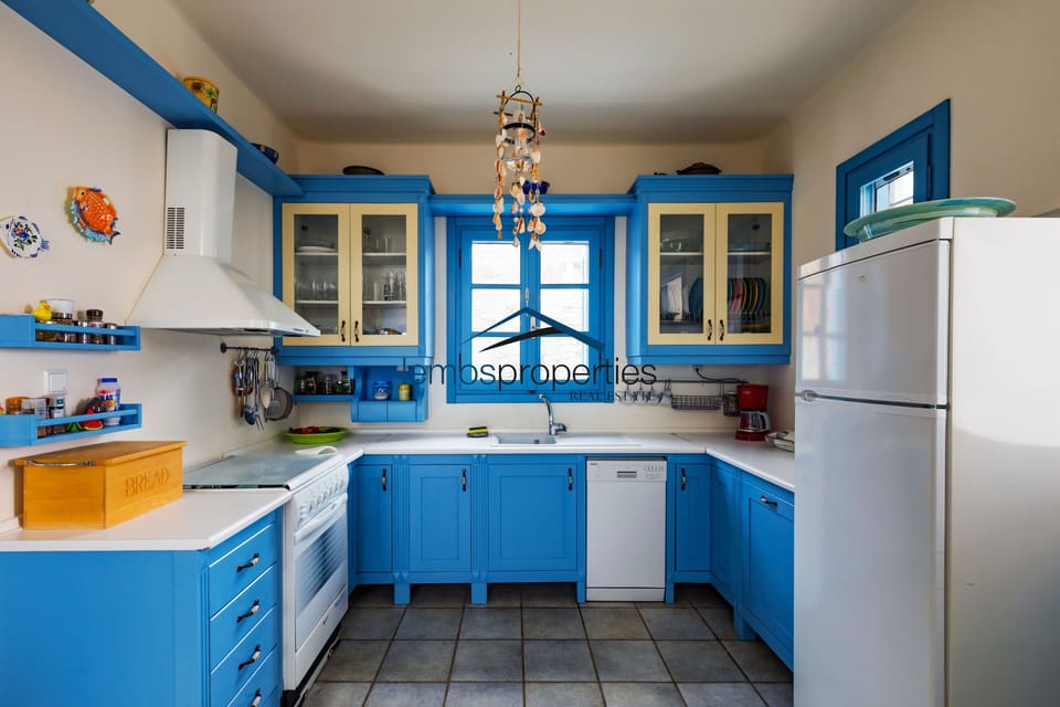 The fully equipped kitchen