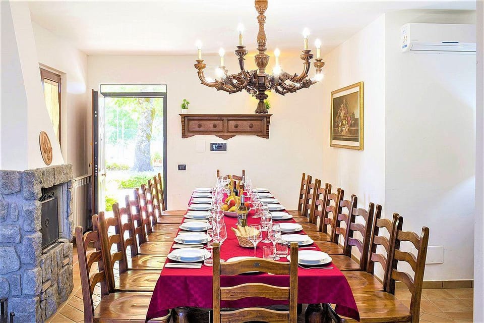 Villa Rinalda Grande: A bright and cheerful four-story villa located on top of a small hill, with Free WI-FI. Villa in Montefiascone