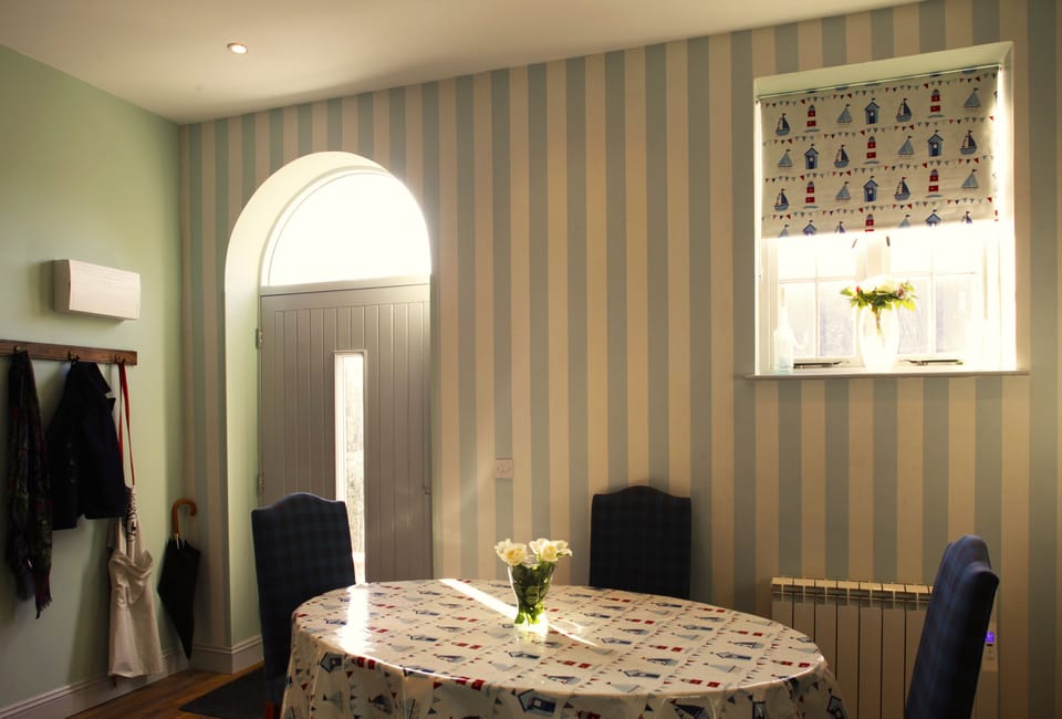 Dining area in kitchen, No.3