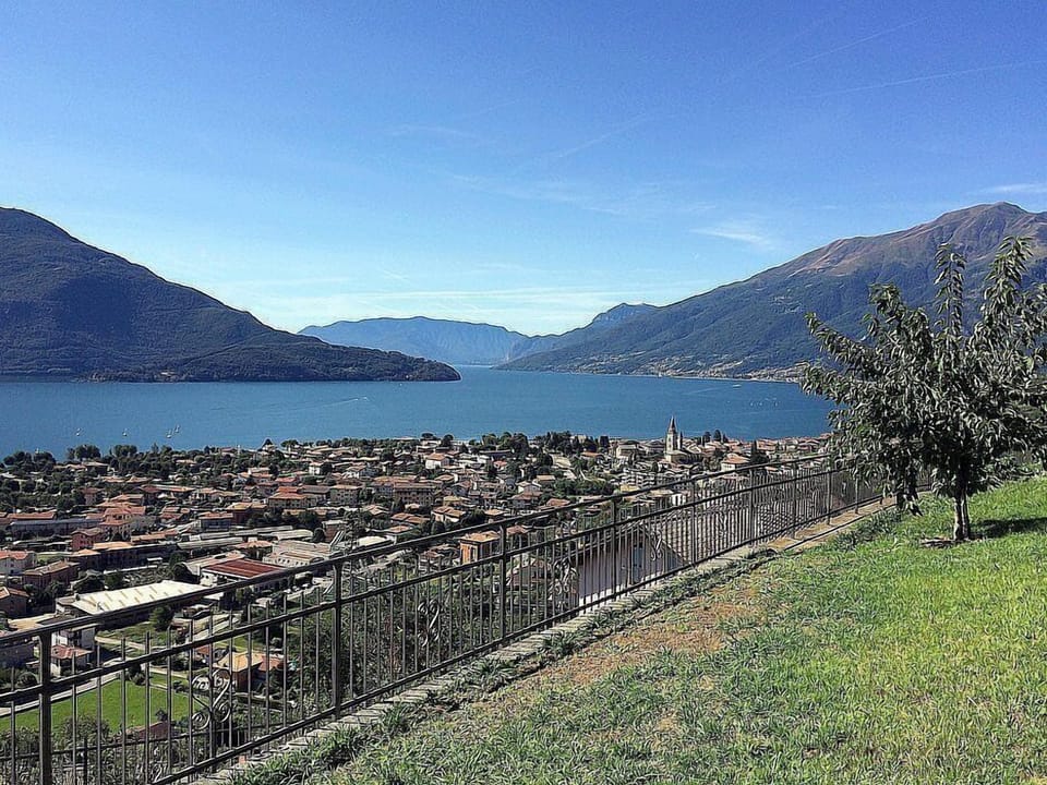 Casa Osmanto F: A cozy and welcoming apartment situated at a short distance from the shores of Lake Como, with Free WI-FI. House in Domaso
