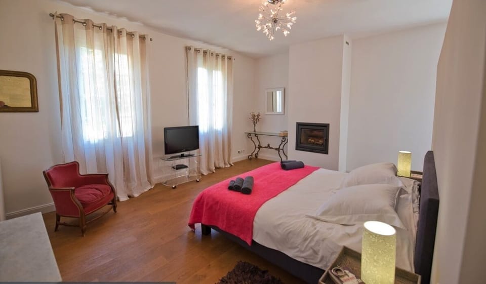 Super king size bedroom ensuite