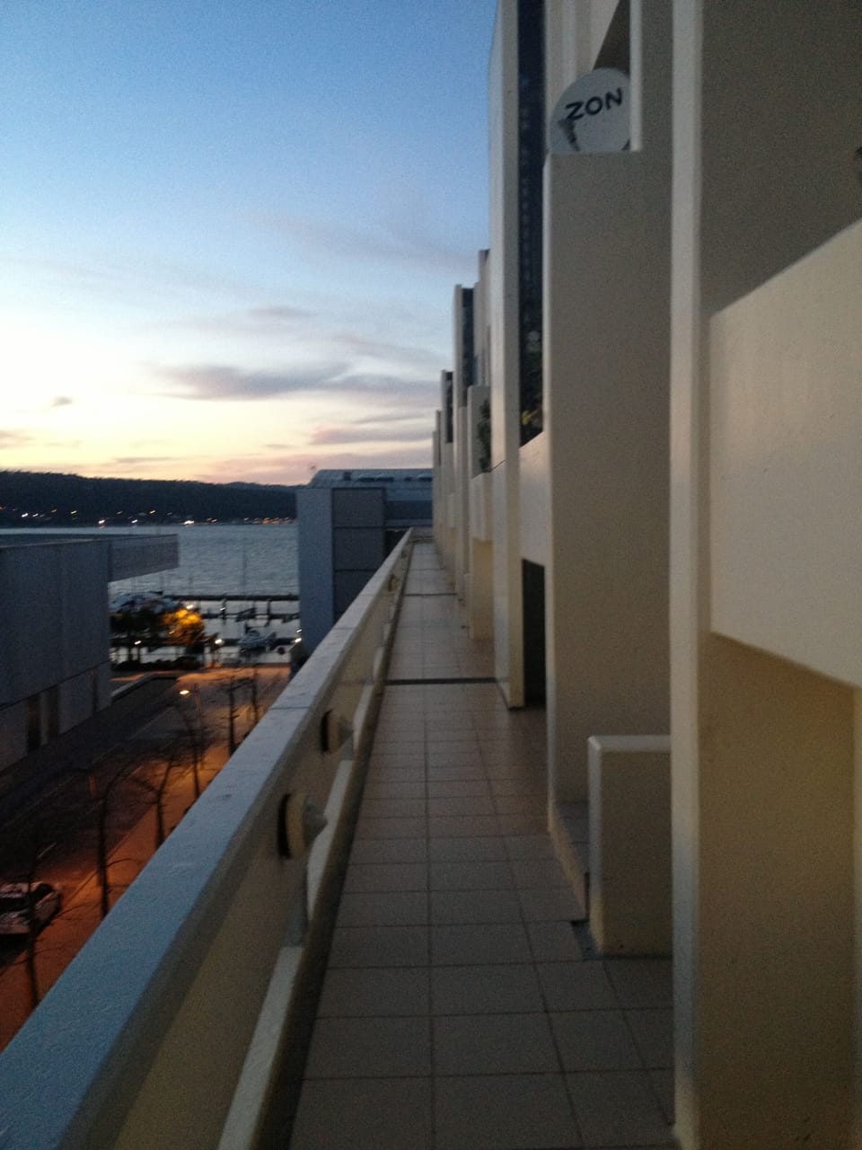 CORREDOR COM ACESSO AO APARTAMENTO 