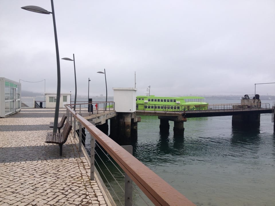 CAIS DE EMBARQUE - BARCO CATAMARAM 