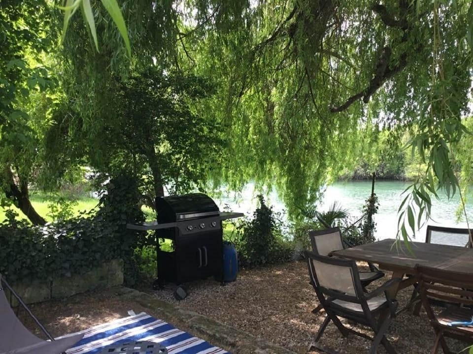 Terrace and BBQ on the banks of the river