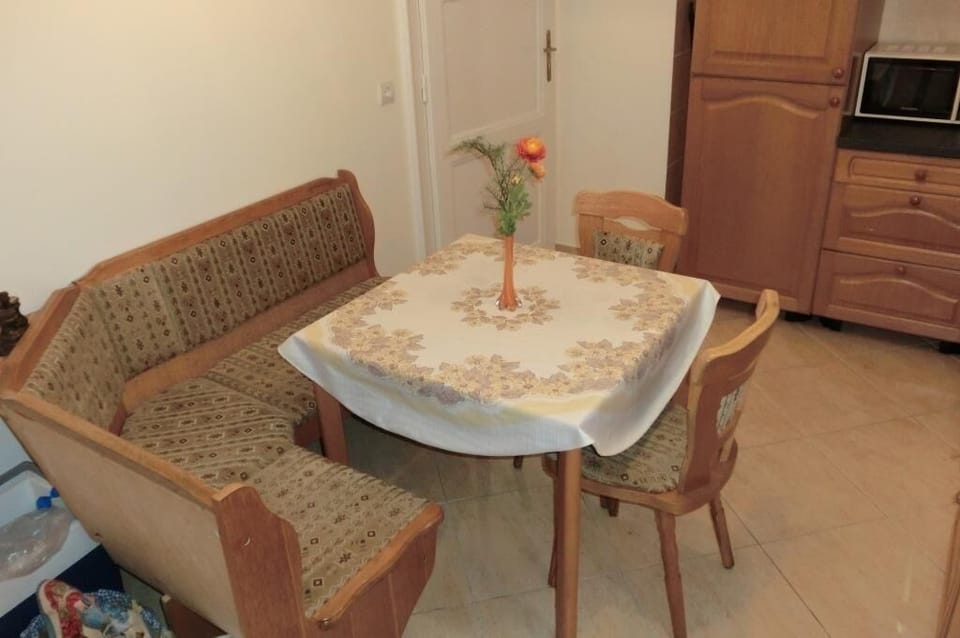 Kitchen with sitting area