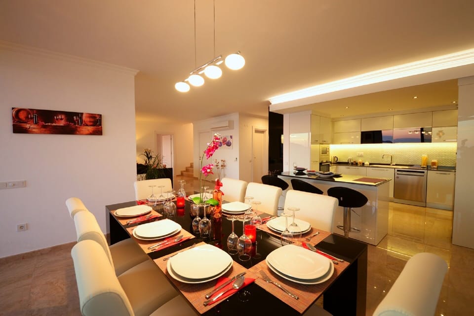 Indoor dining and kitchen area