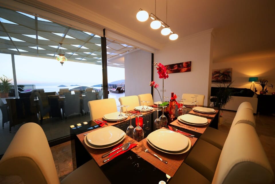 Inner dining area with outer dining area in the background
