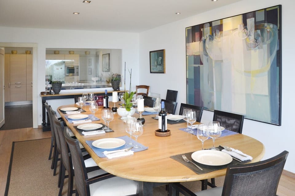 Elegant dining room with wooden table and place settings — Villa Isis, luxury holiday villa in Sintra