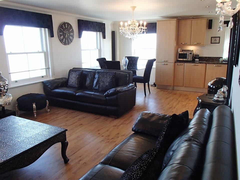Open plan Living room, Dinning table and Fully equipt fitted kitchen