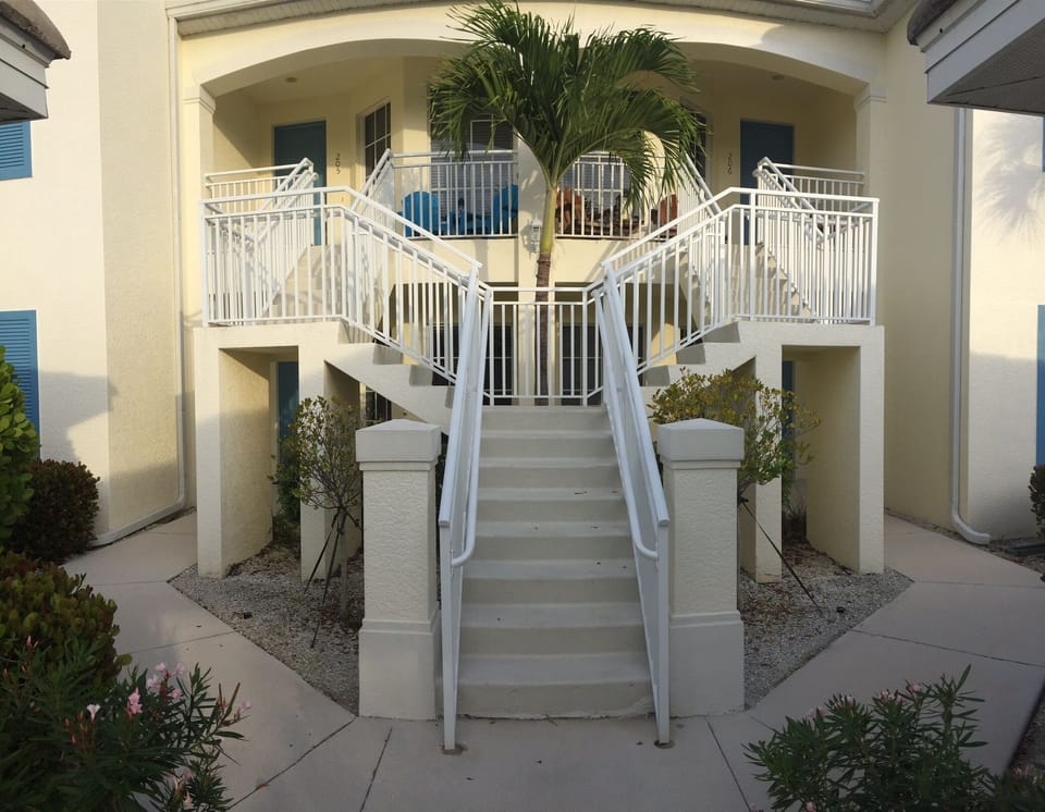 Entrance (first floor: no stairs)