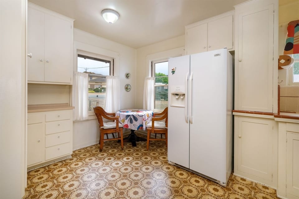 The kitchen has a nice layout and is well equipped.