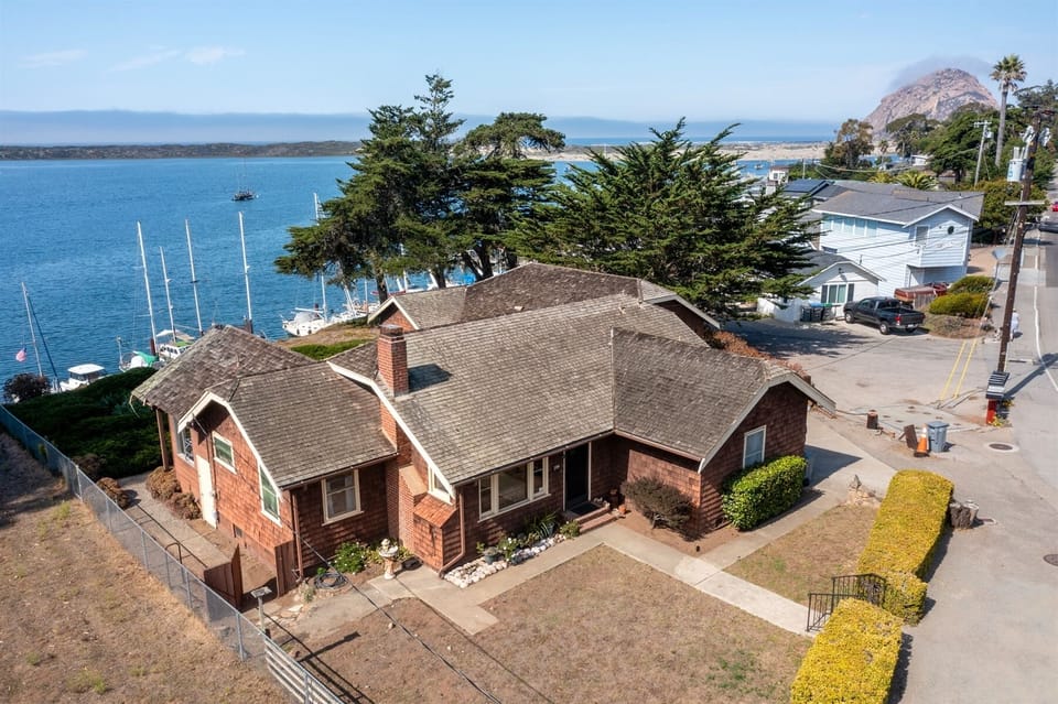Situated right above the harbor you`ll have unbeatable bay views