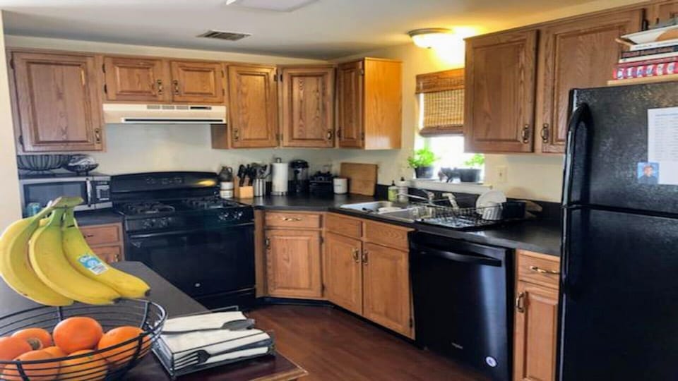 Dishwasher, Full stocked Cookware, Bakeware etc