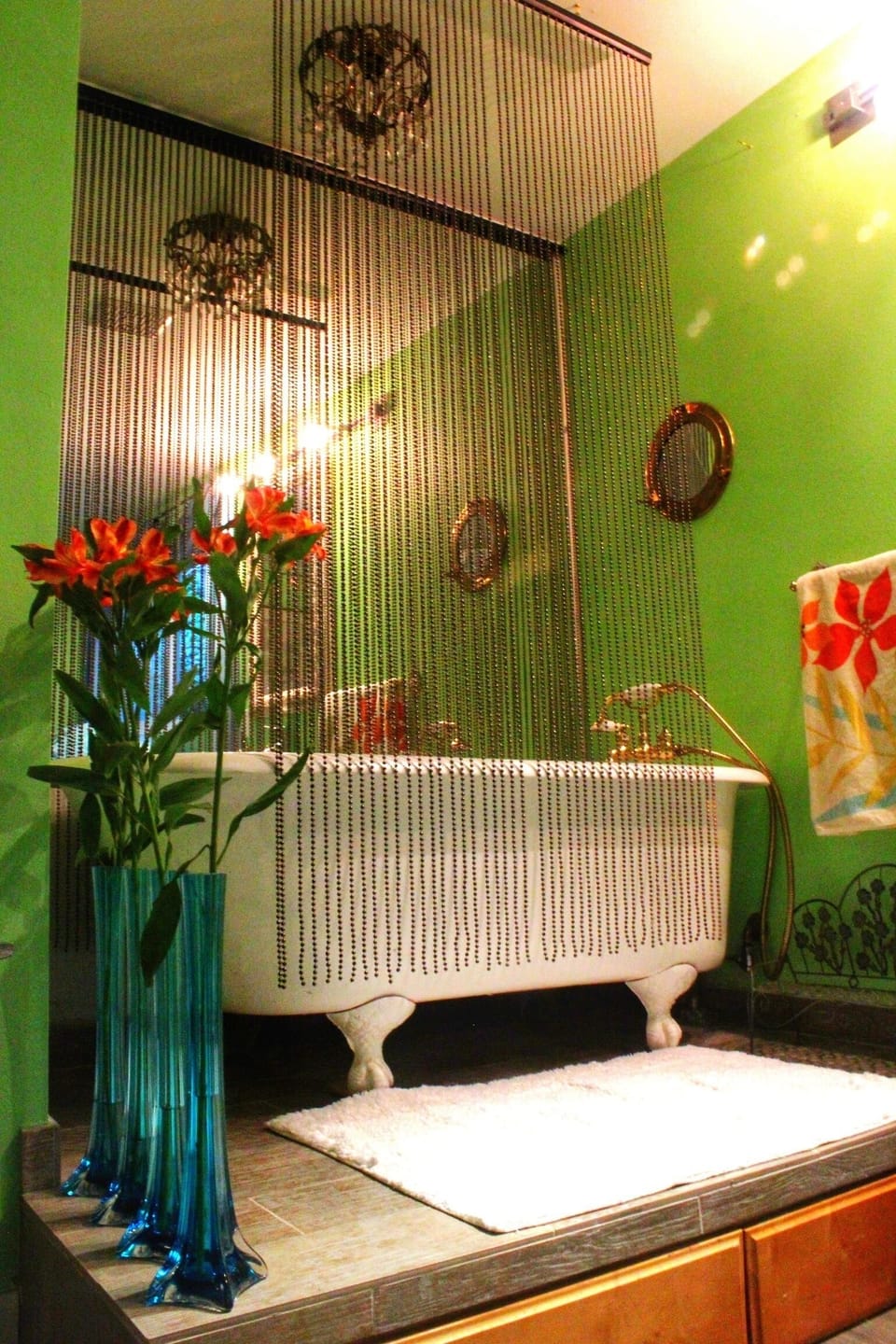 Clawfoot bathtub on a pedestal in one of the master suites!

(STR#14-0231)
