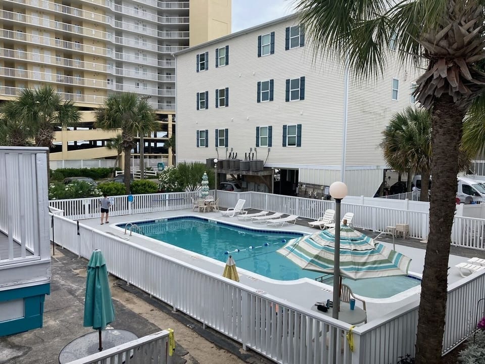 Pool for guest only closes at 10pm