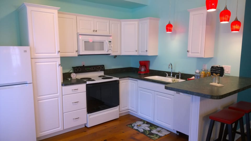 Full Kitchen: Fridge/Freezer, Stove/Oven, Microwave, Dishwasher