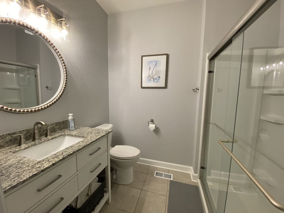 Second bathroom with shower with sliding glass doors and removable shower head