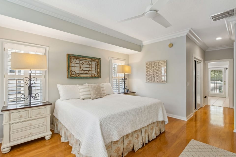 The Serene Master Suite Upstairs with Flat Screen TV and Sitting Area (King Bed)