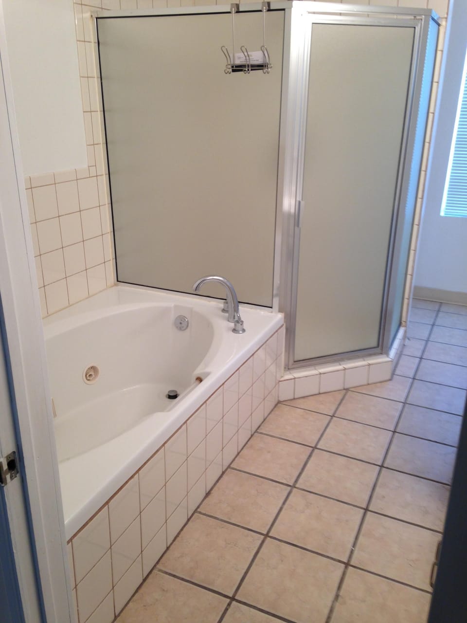 Full Bathroom/Jacuzi Tub