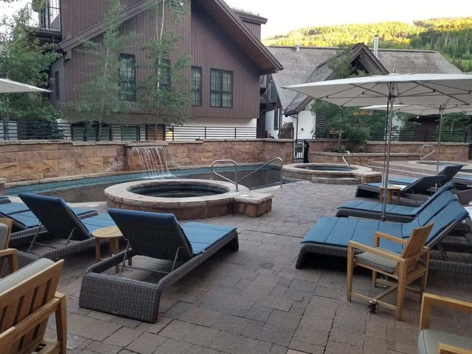 Outdoor pool with 4 hot tubs (new furniture in 2019)