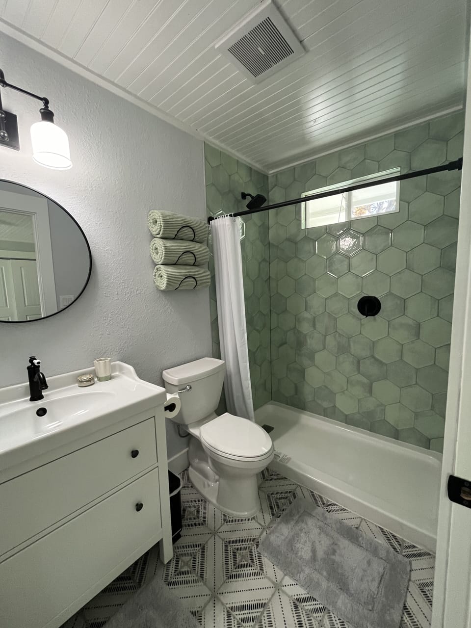 Master bedroom en-suite bathroom.