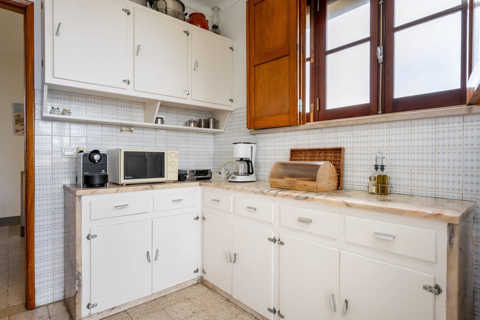 Kitchen, Nespresso coffee machine, microwave, toaster, blender, others