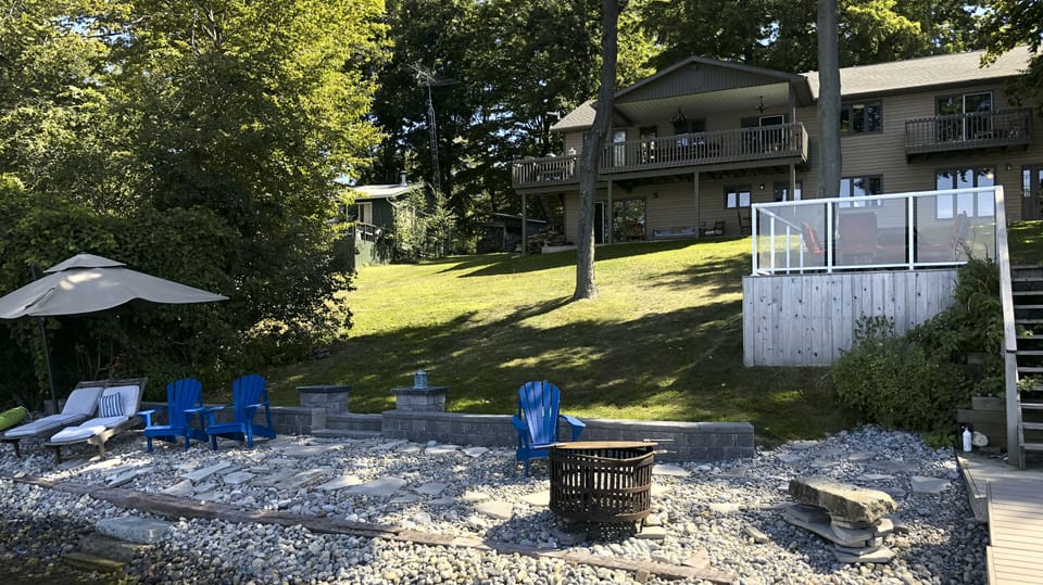 Shallow water entry. Large umbrella, comfy chairs, WiFi, canoe and paddleboard.