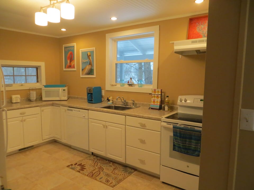 Kitchen- lots of counter space- nice and bright