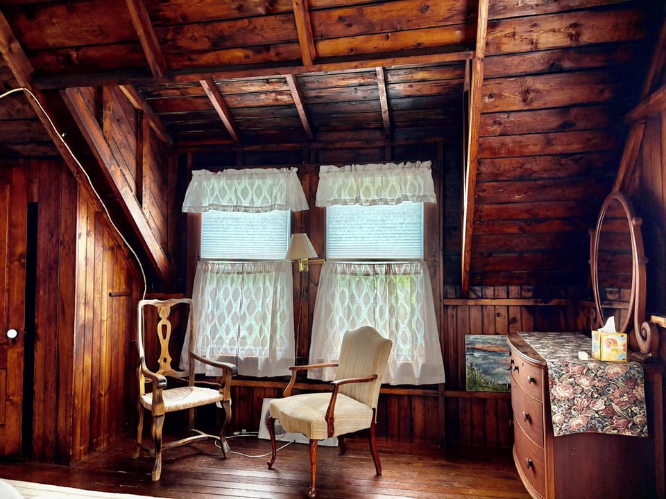 Upstairs main bedroom (queen)