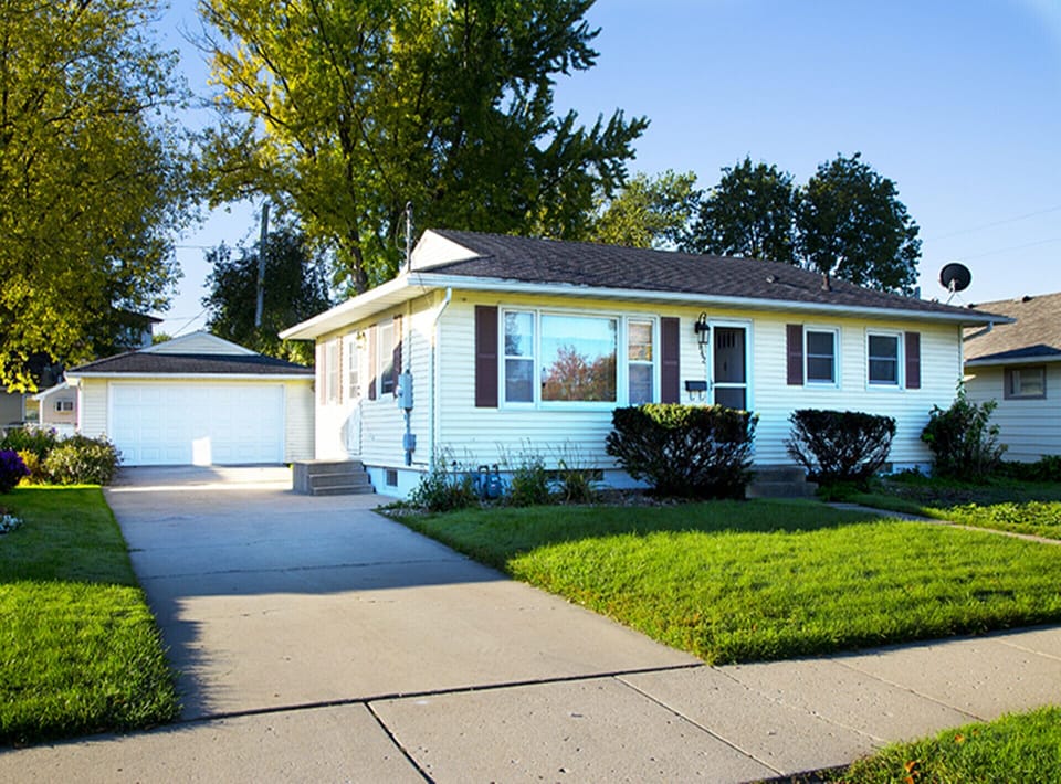 This is a cozy ranch style home, move in ready and fully furnished.
