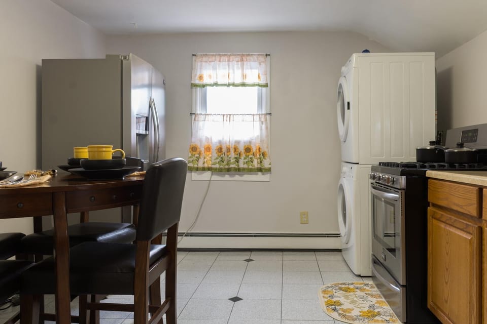 Spacious eat in kitchen (refrigerator dispenses ice and filtered water