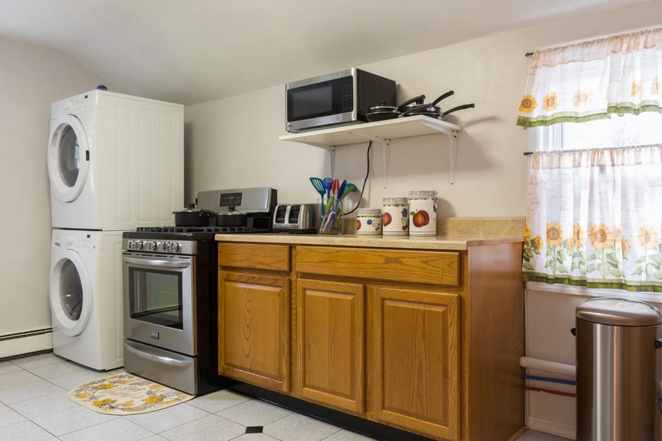 Fully equipped kitchen with washer, dryer, microwave, toaster and gas stove