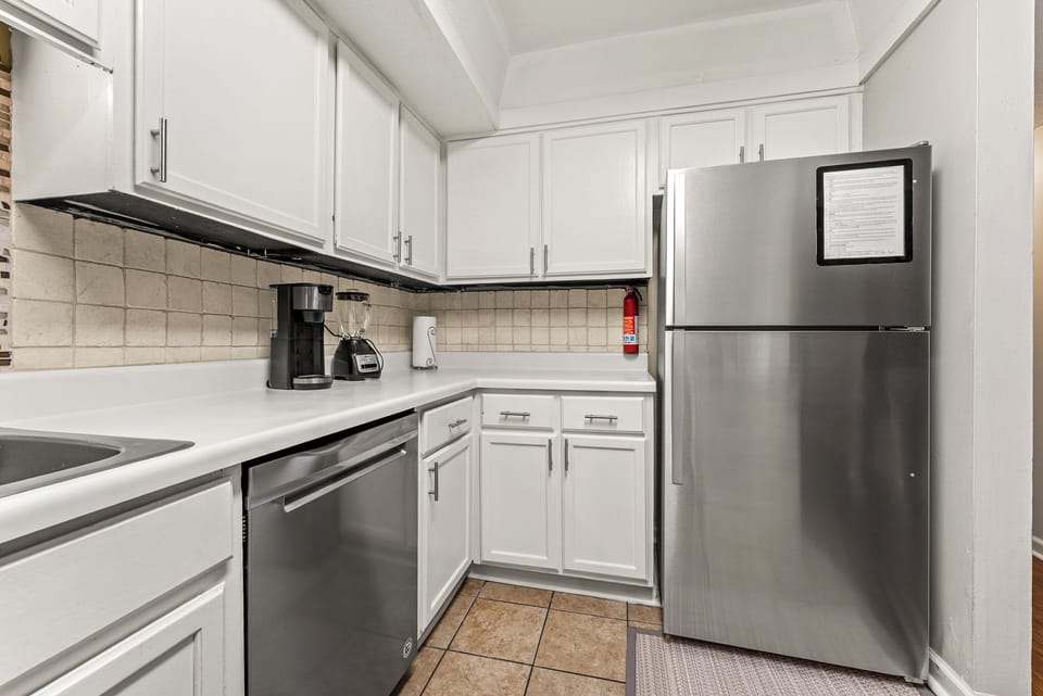 Kitchen with pots, pans and everything necessary to make your own meals.