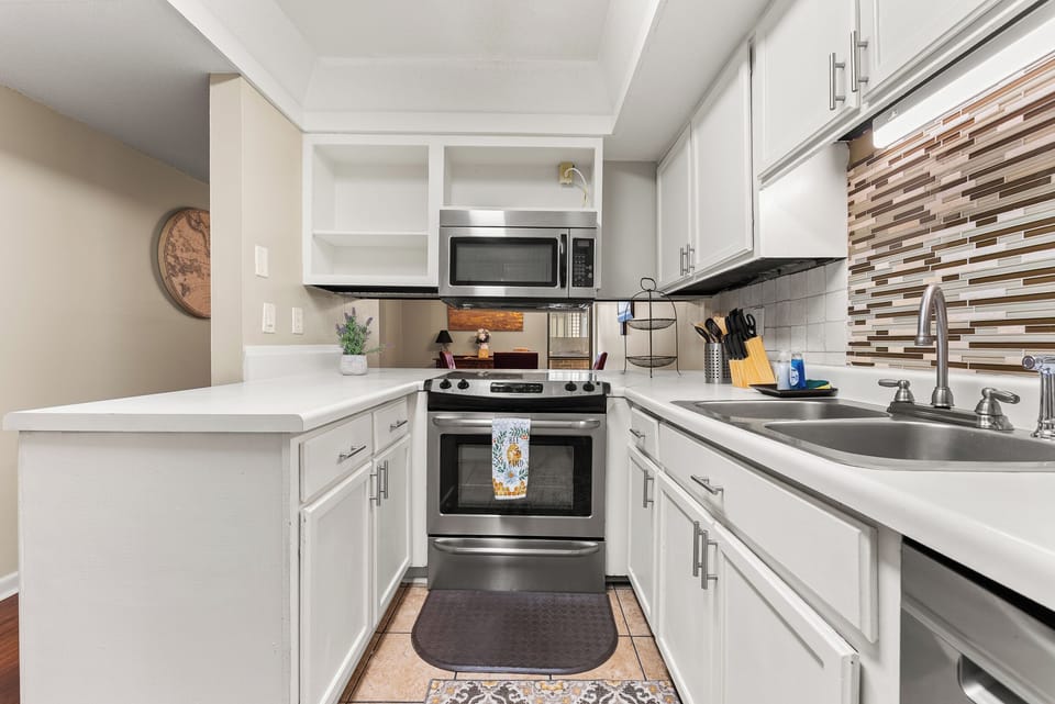 Kitchen with pots, pans and everything necessary to make your own meals.