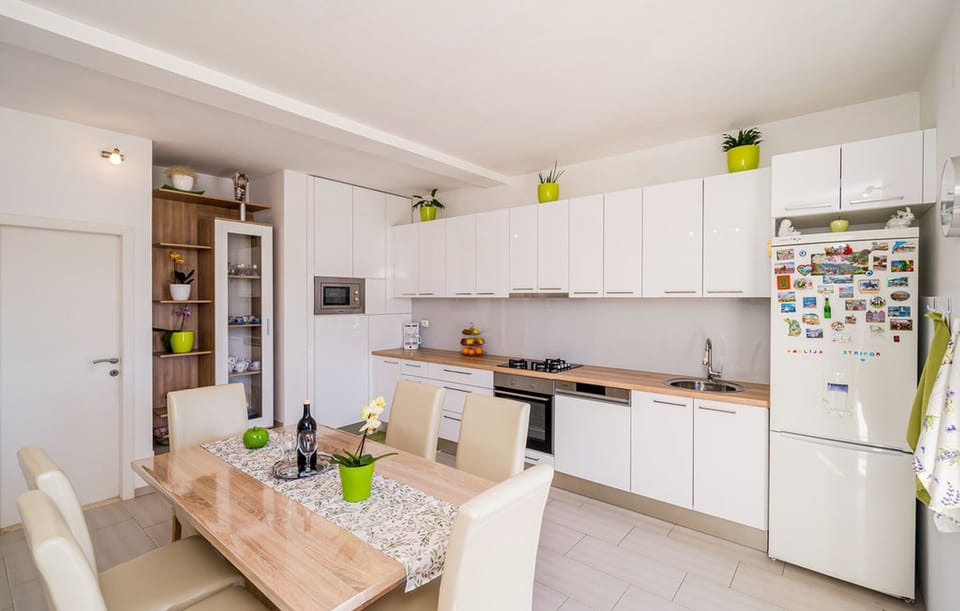  kitchen & dining room