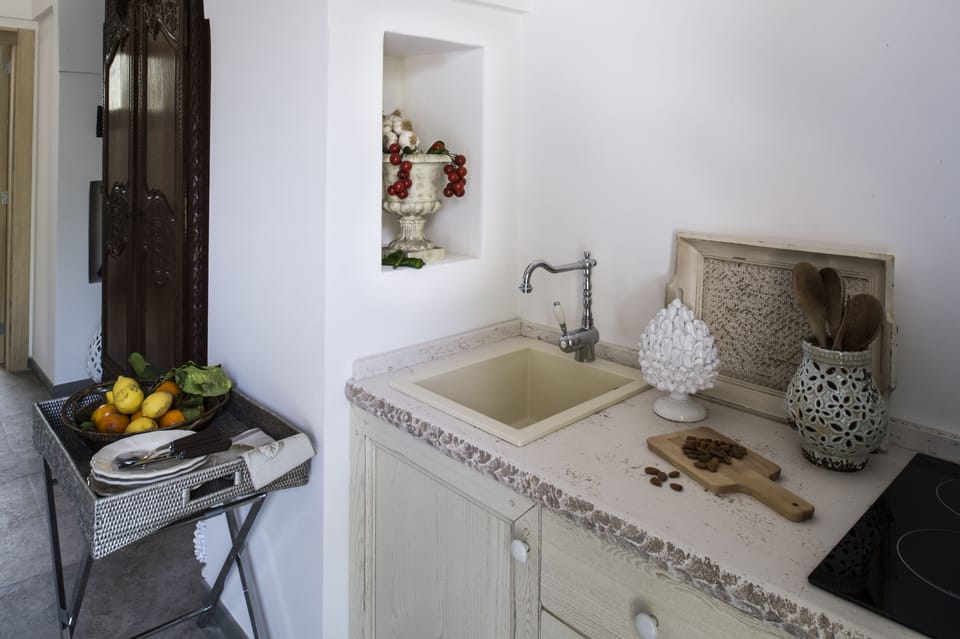 kitchenette in the Portraits bedroom