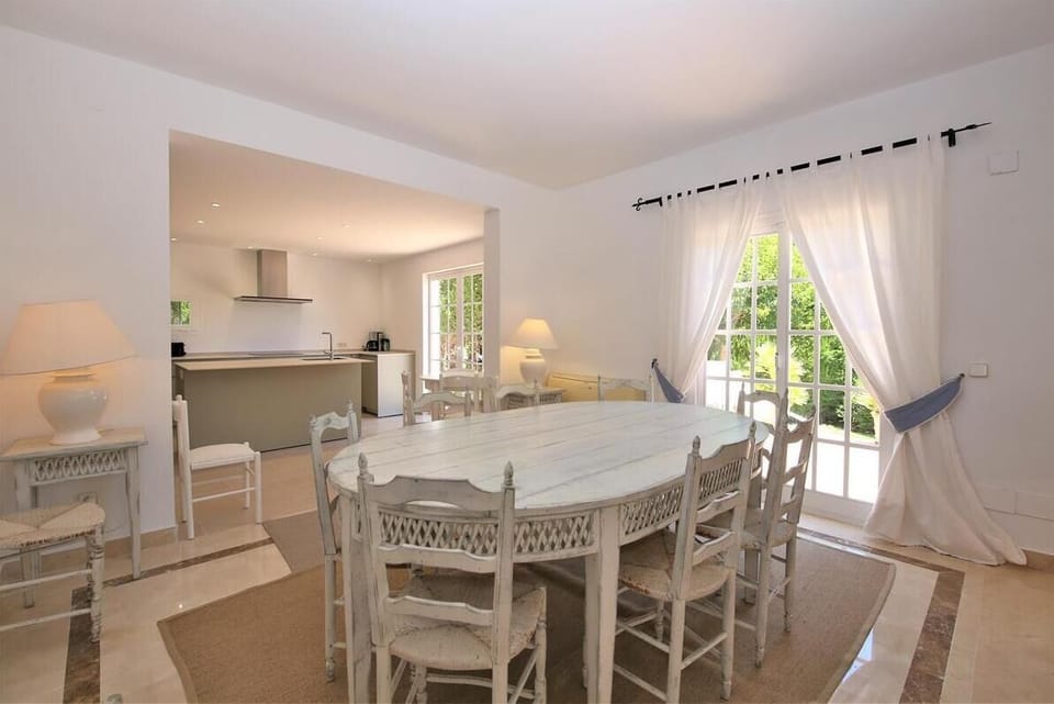Another picture of the lovely dining area in this property