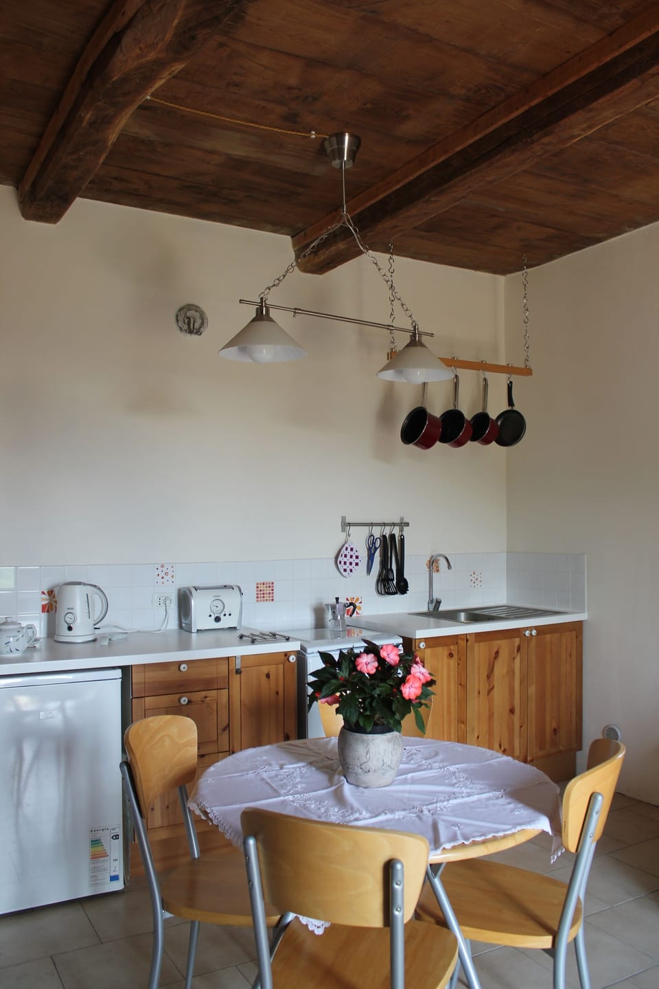 Kitchen & dining area