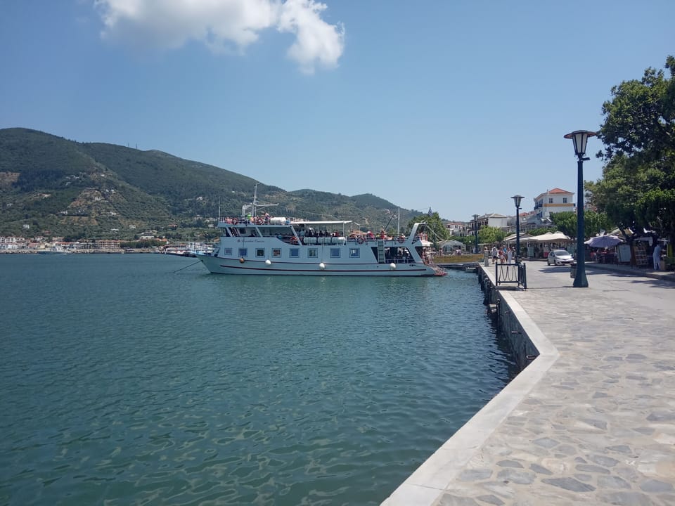 daily cruising boards that cruise to the nearby Islands