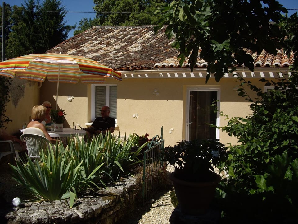 Maison du Jardin outside dining area.