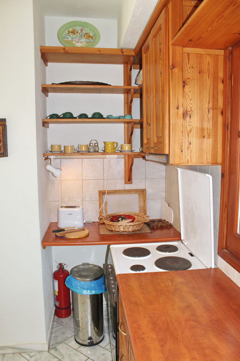 Upstairs kitchen area ...
