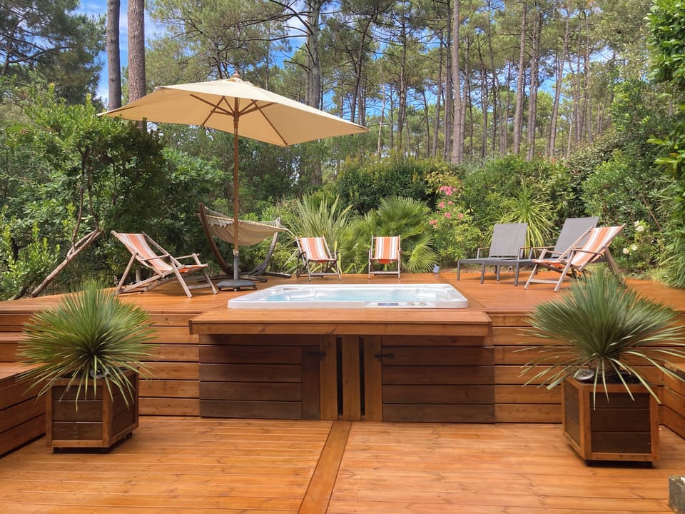 Outdoor spa tub