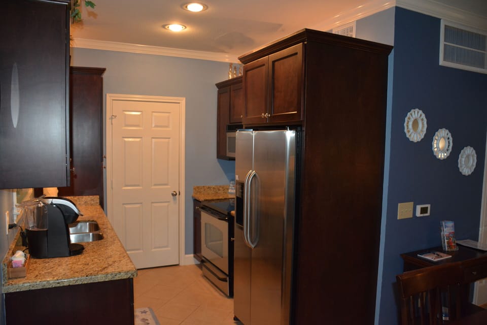 Kitchen - Leads into Laundry room - Full Size Washer/Dryer