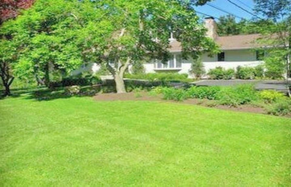 Front of the house with ample free parking on driveway 