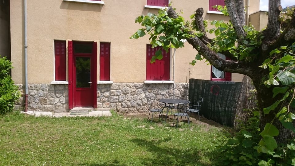 Exclusive use garden. table and chairs for 6
